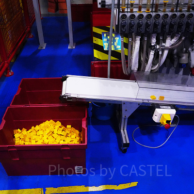 成形マシンから出てきたレゴ ブロック