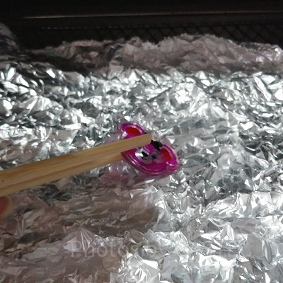 熱いプラ板を割りばしで取りましょう