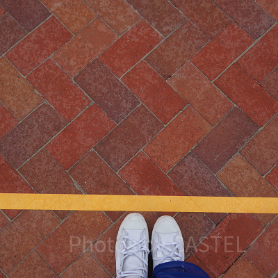 指定されたオレンジラインに沿って並びます