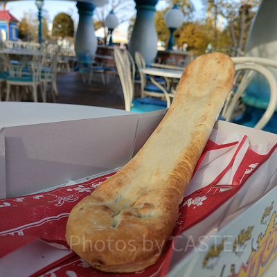 食べ歩きにも最適なロング・ナン！