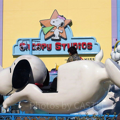 フライング・スヌーピーの後ろに注目！