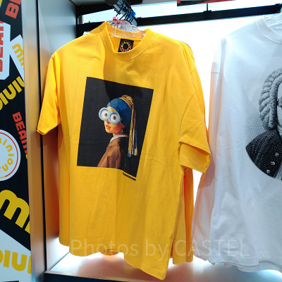 振り返る女性Tシャツ　イエロー