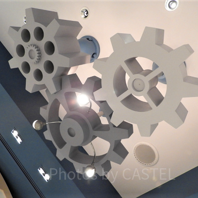 天井を見上げると…