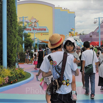 ワンダーランドで疲れて抱っこされる子供は多い