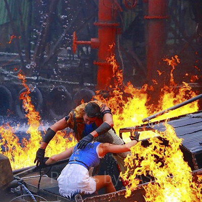 炎の中に突っ込むマリナーとヘレン