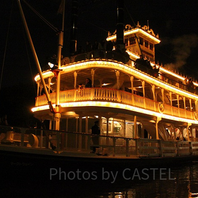 ライトアップされたマークトウェイン号