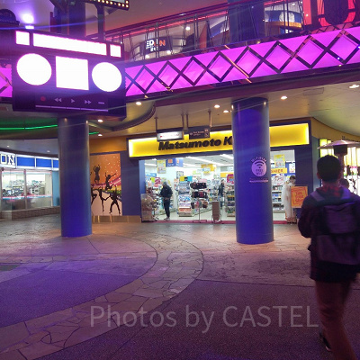 ユニバーサルシティウォークのマツモトキヨシ（右）