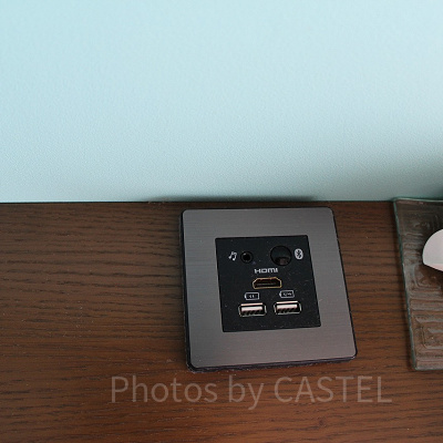 テレビ横のメディア端子。イヤホン、USB、HDMI、Bluetooth対応