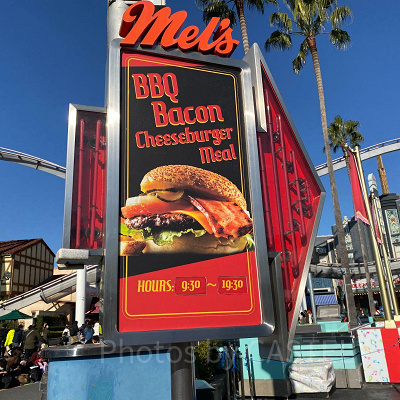 メルズドライブインの看板