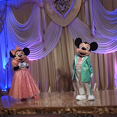 ディクオーレの衣装に身を包んだミッキーとミニー