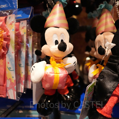 ミッキーバースデーぬいぐるみバッジ（ディズニー誕生日グッズ2023）