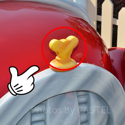 ミッキーの車のエンブレム