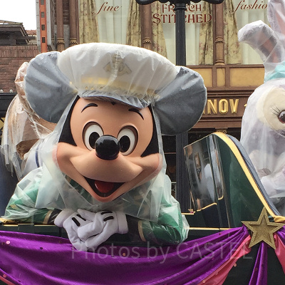 雨の日のパレードのミッキー