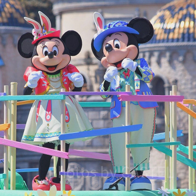 ディズニー・イースターのコスチュームを着たミッキーミニー