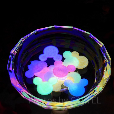 水に入れると発光するミッキーの紙。