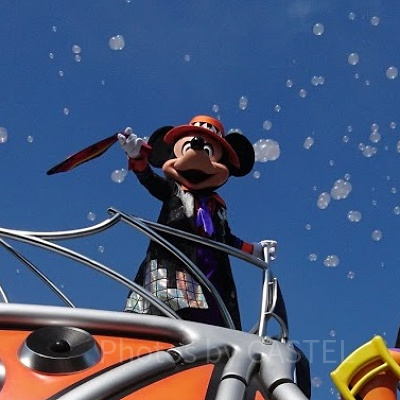 タオルを回すミッキー