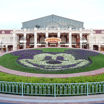 メインエントランスのミッキーの花壇