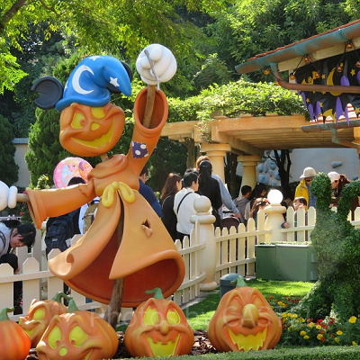 たくさんのゲストでにぎわうミッキーの家とミート・ミッキー