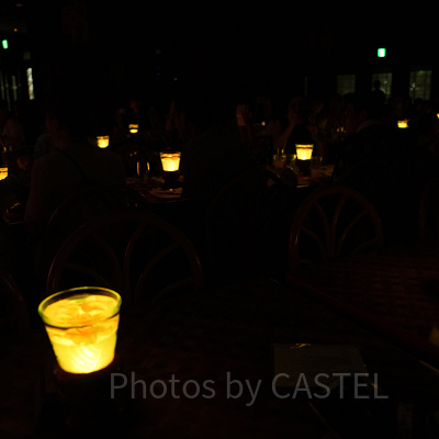 ミッキーのレインボールアウ：ゲストのテーブルのランプがライトアップ！