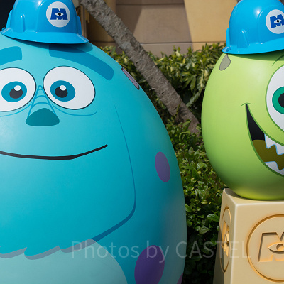 モンスターズ・インクのヘルメットをかぶるマイクとサリー