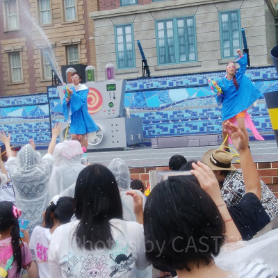 ミニオンクールファッションショー／モデルたちが強烈な勢いの水を噴射