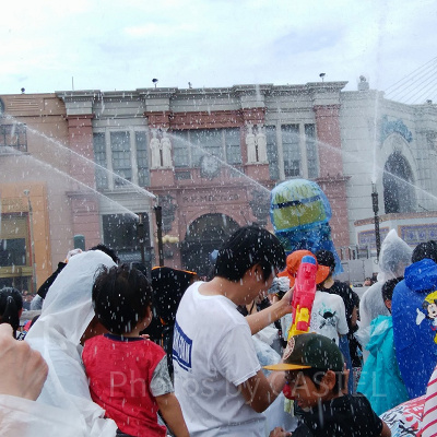 ミニオンクールファッションショー／ミニオンもビショ濡れに