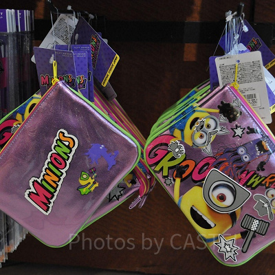 ミニオンのメタリックポーチ