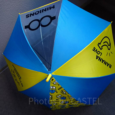 ミニオンのイエロー×ブルー傘