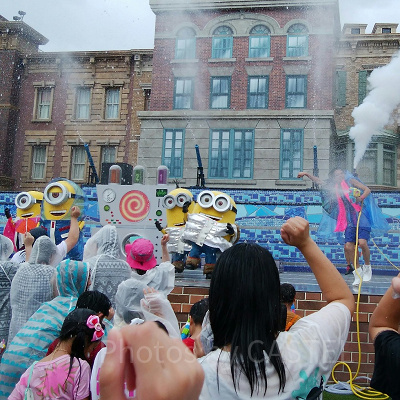 ミニオンクールファッションショーでノリノリのミニオンたち