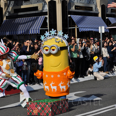 ミニオンたちがチョコチョコと歩いて移動していきます