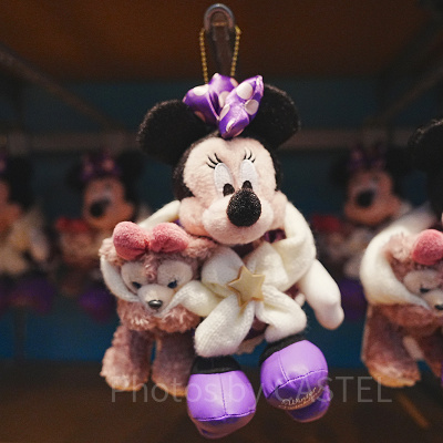 ミニーとシェリーメイぬいぐるみバッジ（ダッフィー＆フレンズのウィンター・トゥインクリング・タウン）