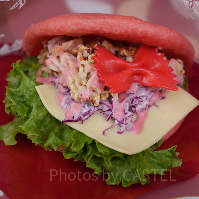 ミニー・べスティーズ・バッシュ！メニュー：ハニーマスタードチキンとチーズのサンドウィッチ(ベリーソースとクルミ入り)