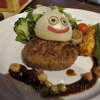 ニジゲンノモリ「ドラゴンクエストアイランド」／丸ごとたまねぎスライムのハンバーグ