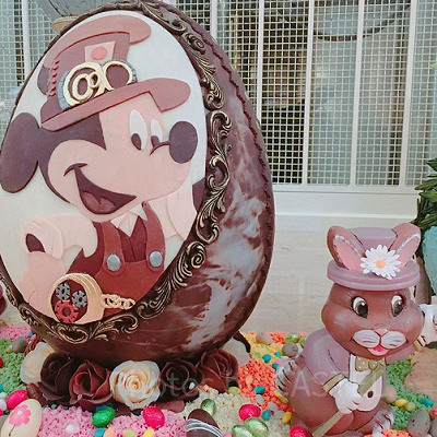 本体はもちろん、土台のバラも、ウサギも、カラフルな装飾もチョコレート！！