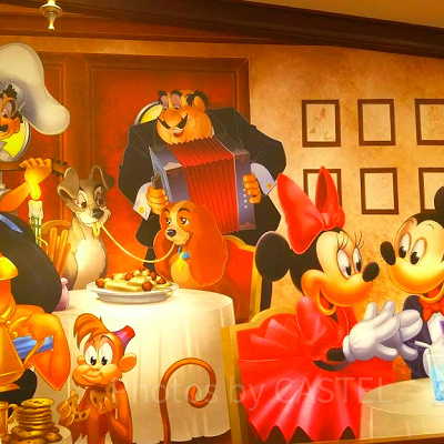 壁にはディズニーの色んなキャラが一緒に食事してる絵が描いてあります