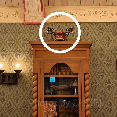 アレンデールロイヤルバンケットの本棚の上