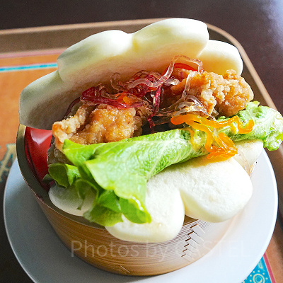 オリジナルのグローブシェイプパオ（鶏の唐揚げ、ネギ塩ダレ）