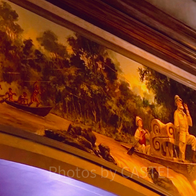 ロビー上部の絵画