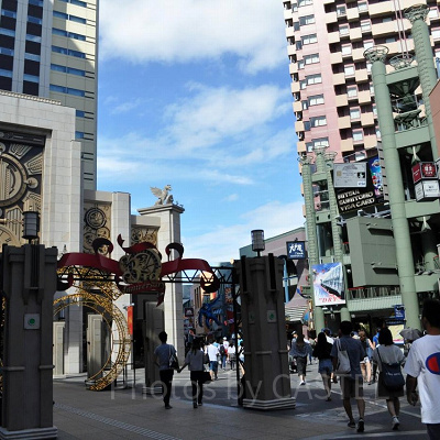 パークフロントホテル正面ゲート（写真左側）