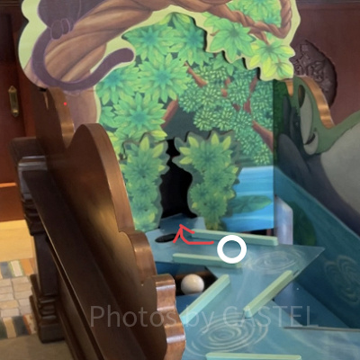 右側のガードにボールを沿わせながら落とし穴の右側をすり抜けます