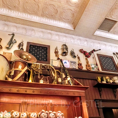 棚の上に物がたくさんある質屋エリア