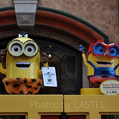 写真左／USJミニオンのポップコーンバケツ（クロミニオン）：3,200円、写真右USJパーティー・ミニオンのポップコーンバケツ：3,480円
