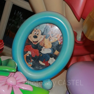 ミッキーとの思い出の写真や、映画『ファンタジア』のワンシーンも飾ってあります