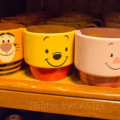 ピグレットのマグカップ（右）