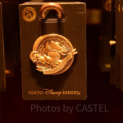 海賊ミッキーデザインのピンバッジ（パイレーツトレジャー）