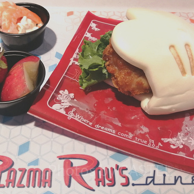 プラズマ・レイズ・ダイナー：チキンパオ、シュリンプサラダとフルーツ