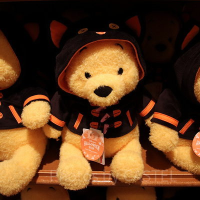 毎年人気のプーさんのぬいぐるみ、今年はダッフルコート風