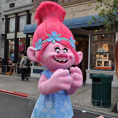 ゲストとグリーティングする映画『トロールズ』のポピー