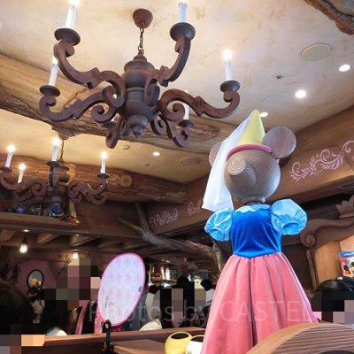 店内に飾られているミニー姫のドレス