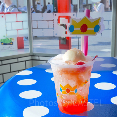 ピーチ姫のクリームソーダ（写真中央）